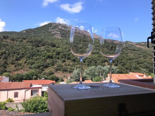 弗卢米尼马焦雷La Corbula - Casa Vacanze - Q5992的桌子上放两杯酒杯