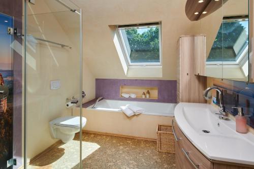 StruppenLaasenhof Resort的带浴缸、卫生间和盥洗盆的浴室