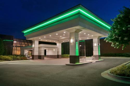 斯特灵华盛顿杜勒斯国际机场假日酒店的一座在晚上有绿灯的大建筑