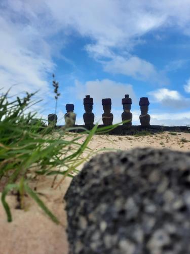 安加罗阿Moehiva Camping Rapa Nui的一群雕像坐在海滩上