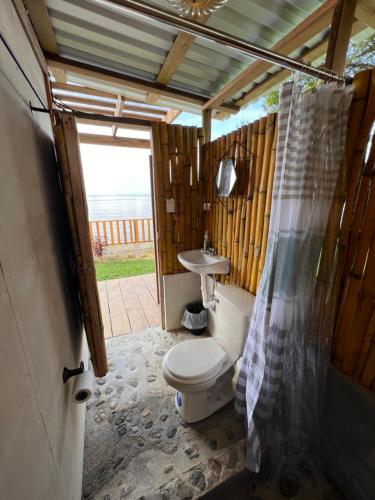 奥莫阿Sunset Hut Hostel的一间带卫生间和水槽的浴室