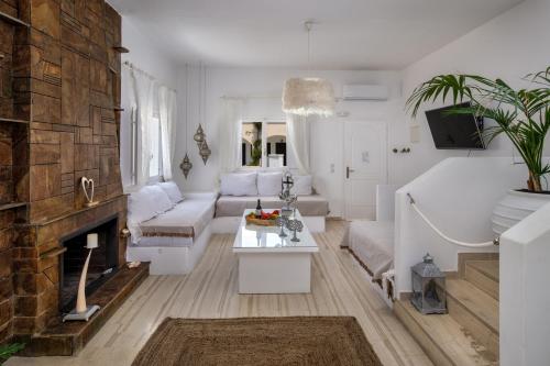 卡马利Sol Mare Salis的客厅配有白色家具和壁炉