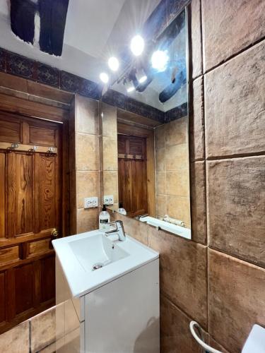 马德里Ático Atocha Ile的浴室设有白色水槽和镜子