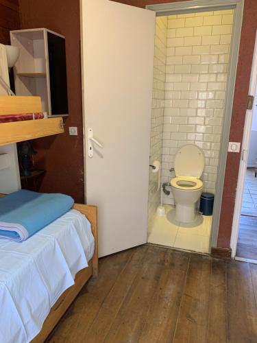 圣罗兰度瓦Laurentissime的一间卧室配有一张床,一间卫生间位于客房内