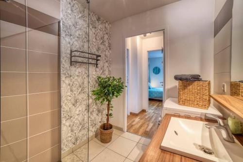 安纳马斯COSY FLAT direct access Genève-Airport-Palexpo的一间带水槽和玻璃淋浴的浴室