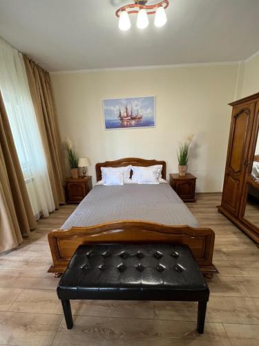 康斯坦察Valentino´s Residence的一间卧室配有一张大床和一张黑色长凳