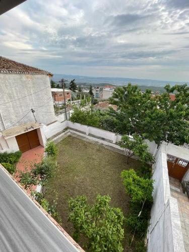 克鲁亚Vila 8 Kruje的建筑物旁庭院的空中景观