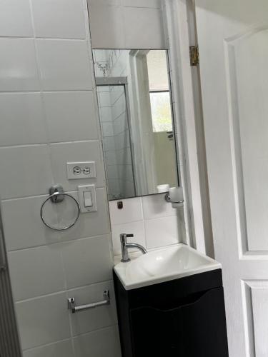 巴拿马城Habitación amplia con baño privado en Apartamento familiar的白色的浴室设有水槽和镜子