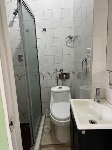 巴拿马城Habitación amplia con baño privado en Apartamento familiar的浴室配有卫生间、淋浴和盥洗盆。