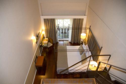 厄尔-汝姆披多努弗波提尔高尔夫酒店的房屋内楼梯的景色