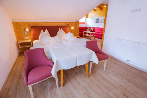 拉姆绍达赫斯坦贝格尔霍夫木屋的卧室配有一张床和一张桌子及椅子