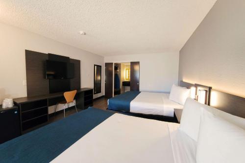 安纳海姆阿纳海姆大门6号汽车旅馆的酒店客房设有两张床和一台平面电视。