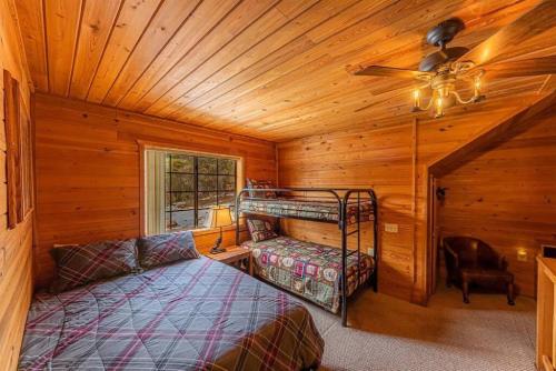 佩森Cabin#2 Elk Hallow - Pet Friendly - Sleeps 6 - Playground & Game Room的小木屋内一间卧室(带双层床)