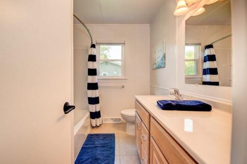 MilfordBoji Waterfront Retreat - Millers Bay Canals的一间带水槽、卫生间和镜子的浴室