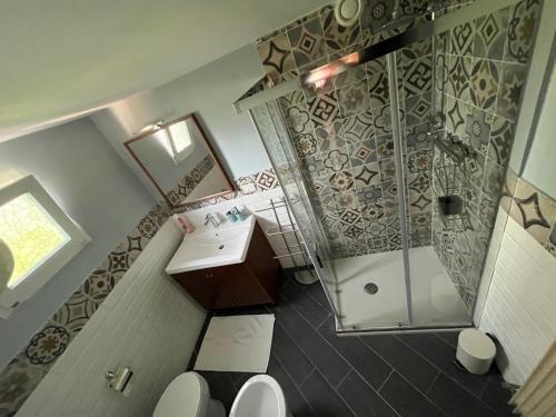 ValbravennaFontana's House Relax的带淋浴、卫生间和盥洗盆的浴室