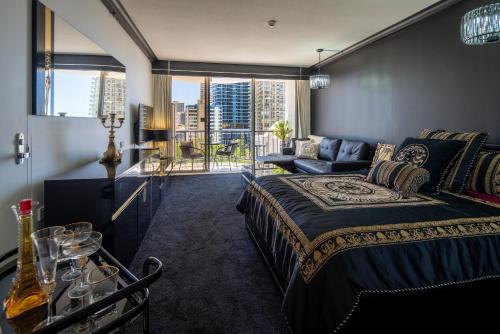 黄金海岸Designer Suites - Versace On View的酒店客房,配有床和沙发