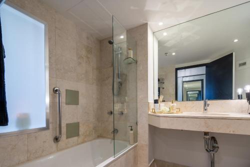 黄金海岸Designer Suites - Versace On View的带浴缸、水槽和淋浴的浴室