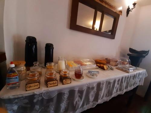 卡纳内亚Pousada Villa de Cananea的一张桌子,上面有白色的桌布,上面有食物