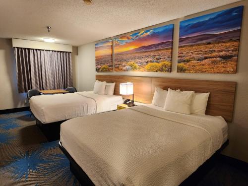 图克姆卡里图克姆卡里戴斯酒店的酒店客房设有两张床,墙上挂有绘画作品