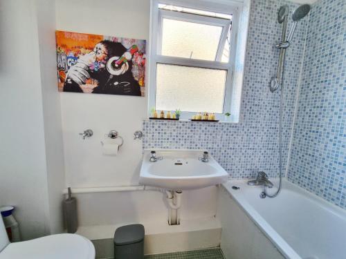 伦敦Underwood at Shoreditch的浴室配有盥洗盆、卫生间和浴缸。