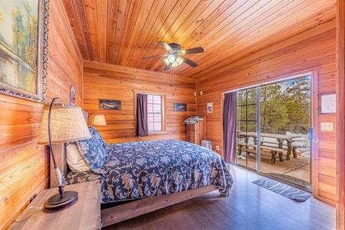 佩森Cabin #3 Rainbow Trout - Pet Friendly- Sleeps 6 - Playground & Game Room的一间卧室配有一张床和吊扇