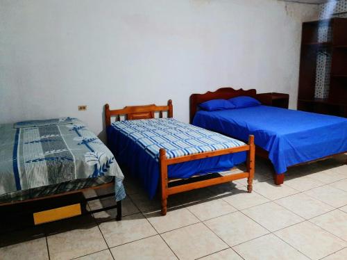 弗朗西斯科德奥雷利亚纳港Residencial RM的配有两张床的客房内。