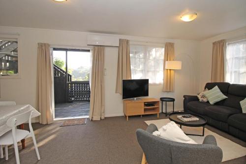 奥克兰2 Bed Apartment in Kingsland - FREE WIFI and parking的带沙发和电视的客厅