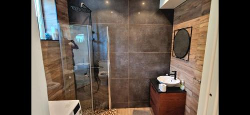穆塔拉Stilren svit lägenhet med trädäck och laddstation的带淋浴和盥洗盆的浴室