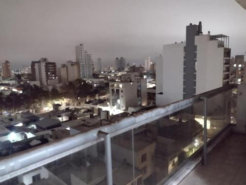 里奥夸尔托Departamentos modernos en Rio Cuarto Yrigoyen的享有夜间城市景观和建筑