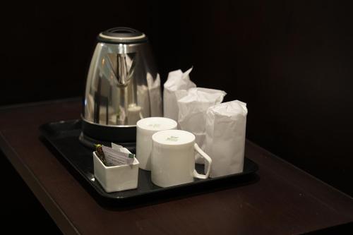 埃尔讷古勒姆Sulu Residency的茶壶和茶杯托盘