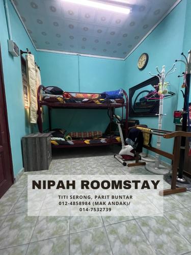 巴力文打NIPAH ROOMSTAY PARIT BUNTAR的客房设有两张双层床和可阅读nirvana roomeway的标志。
