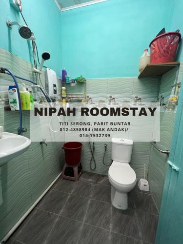 巴力文打NIPAH ROOMSTAY PARIT BUNTAR的浴室配有白色卫生间和盥洗盆。