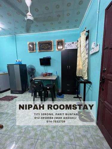 巴力文打NIPAH ROOMSTAY PARIT BUNTAR的一间房间,配有一张桌子和一个读取Nirvana客房的标志