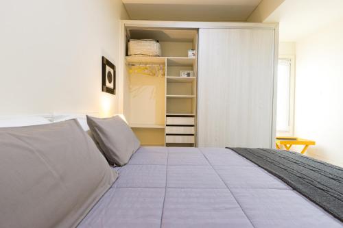 乌斯怀亚Waia Apartments的一间卧室配有一张大床和一个衣柜
