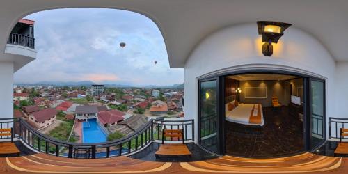 万荣Confetti Garden Hotel的客房设有一个享有度假胜地景致的阳台。