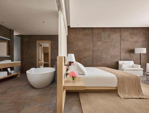 三亚三亚艾迪逊酒店的一间卧室设有一张大床和一个浴缸