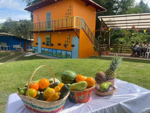 El PeñolEcoGranjasYa的房子前面桌子上两篮水果