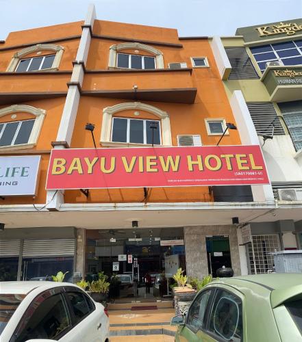 巴生Bayu View Hotel Klang的门前有车辆停放的酒店