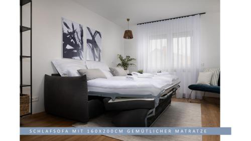诺特海姆Apartment Leinetal - 3 Zi 70 qm ,Küche, Duschbad, Parkplatz的一张位于带白色床垫的房间内的床铺