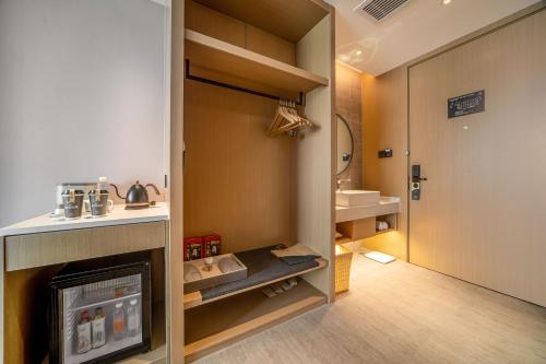 无锡无锡新区南禅寺景区亚朵酒店的客房设有带壁炉和水槽的浴室。