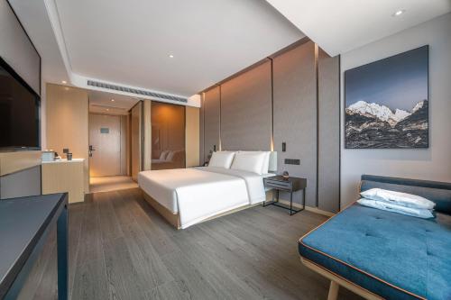 无锡无锡新区南禅寺景区亚朵酒店的一间卧室配有一张床和一个沙发