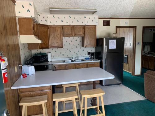 红河Ponderosa Lodge的厨房配有柜台和冰箱。