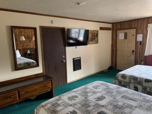 红河Ponderosa Lodge的酒店客房,设有两张床和镜子