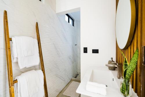 塔马林多L'Avventura Boutique Hotel的一间带水槽和镜子的浴室
