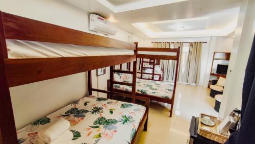 圣安东尼奥Youhan Beach Resort的一间卧室配有两张双层床。