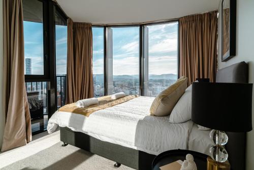 布里斯班Lux 37th floor 2br 2bath, Infinity pool, Gym, Wifi的一间带一张床的卧室,享有城市美景