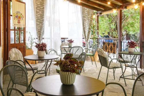 欧拉努波利斯Hotel Theopisti的庭院配有桌椅和窗户。
