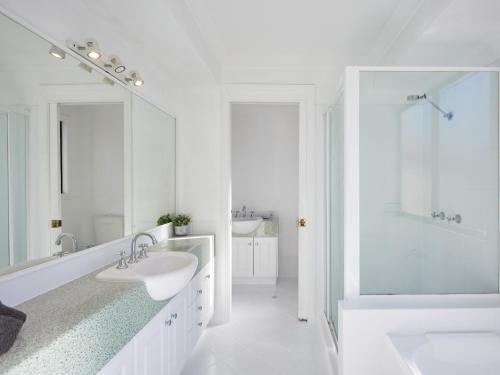 黄金海岸Large, Light, dog friendly home 600m to Burleigh beach的白色的浴室设有2个盥洗盆和淋浴。