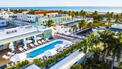 迈阿密海滩4 RM on Beach SoBeSuites by AmericanVacationLiving的享有带游泳池和海洋的度假村的空中景致