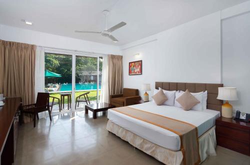 肯克拉肯克拉南湖度假酒店的酒店客房 - 带一张床和用餐室